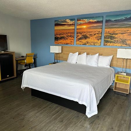 Days Inn By Wyndham Gatesville Экстерьер фото